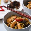 Asijská kuchyně, recept, čínské nudle, kuřecí prsa, sušené houby, česnek, sójová omáčka, worchester,