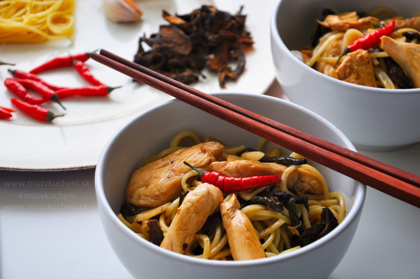 Asijská kuchyně, recept, čínské nudle, kuřecí prsa, sušené houby, česnek, sójová omáčka, worchester,