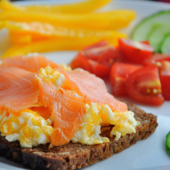 snídaně, míchaná vajíčka, losos, fitrecept, fitness recept, zdravá, jednoduchá