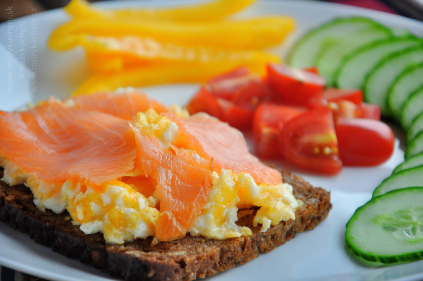 snídaně, míchaná vajíčka, losos, fitrecept, fitness recept, zdravá, jednoduchá