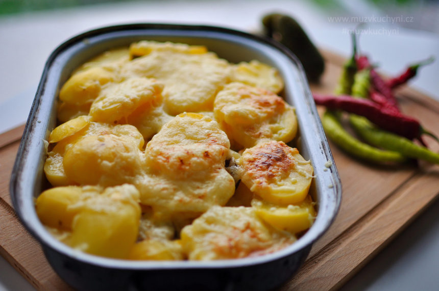 zapečené brambory, klobása, kukuřice, francouzské brambory, recept, jednoduchý oběd