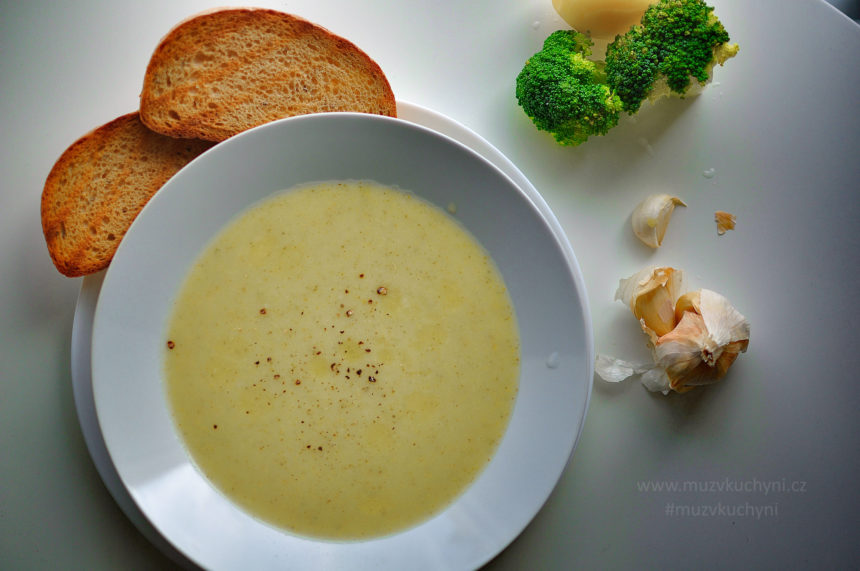 brokolicová polévka, bez mouky, bez bujonu, bez zahušťovadel, fitrecept, fitness recept, recept, večeře, oběd, brambory, česnek