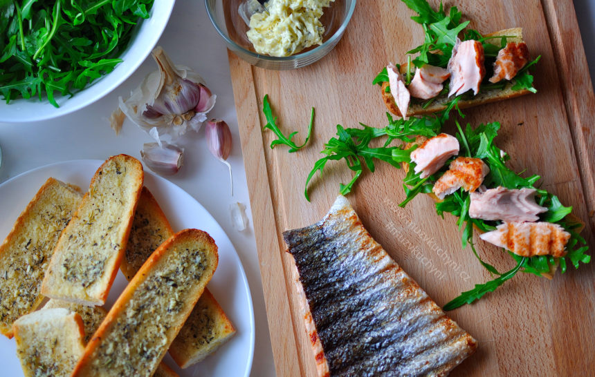 recept, oběd, losos, bylinkové máslo, rukola, česnek, bageta, fitrecept, fitness recept, oslava, párty, sendvič