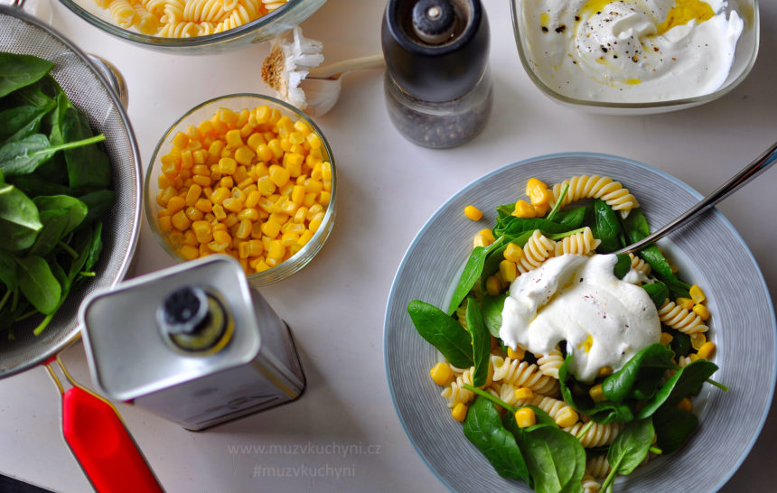 těstovinový salát, česnekový dresing, večeře, fitrecept, fitness recept, těstoviny, špenát, česnek, kukuřice, dresing, olivový olej, lehký, chutná, zdravá, lahodná, jednoduchá večeře