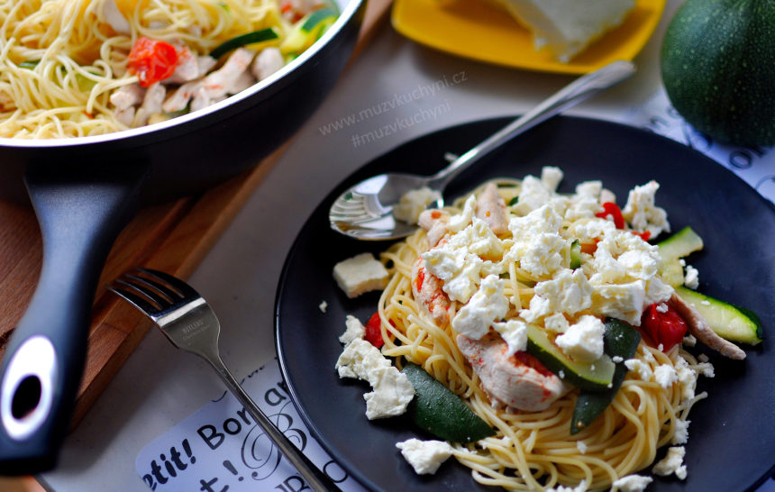 recept, večeře, špagety, cuketa, cherra rajčata, feta, balkánský sýr, fitness recept, fitrecept, jednoduchý, rychlý, zdravý, chutný, pro celou rodinu