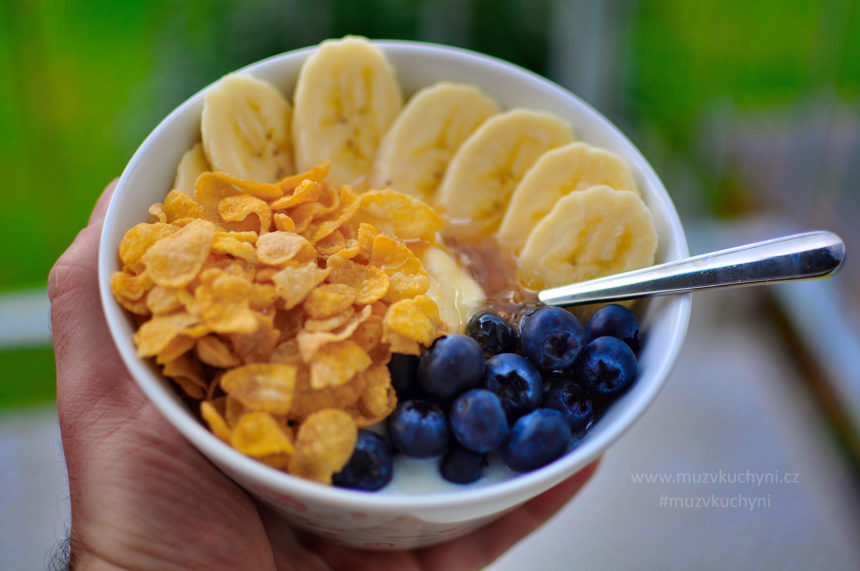 snídaně, recept, jednoduchý, rychlý, snadný, chutný, zdravý, borůvky, banán, kukuřičné lupínky, med