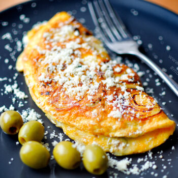Omeleta s cibulí, olivami a parmezánem