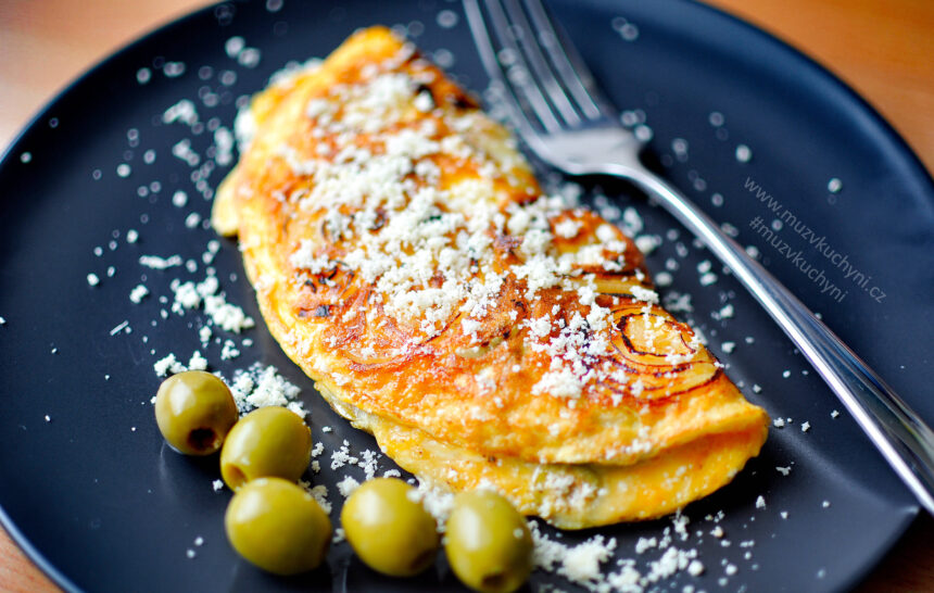 Omeleta s cibulí, olivami a parmezánem
